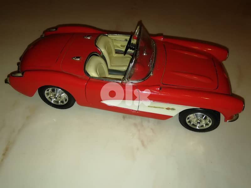 Chevrolet corvette 1957 diecast scale 1/18  by Burago made in Italy 0