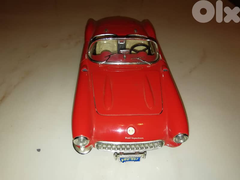 Chevrolet corvette 1957 diecast scale 1/18  by Burago made in Italy 1