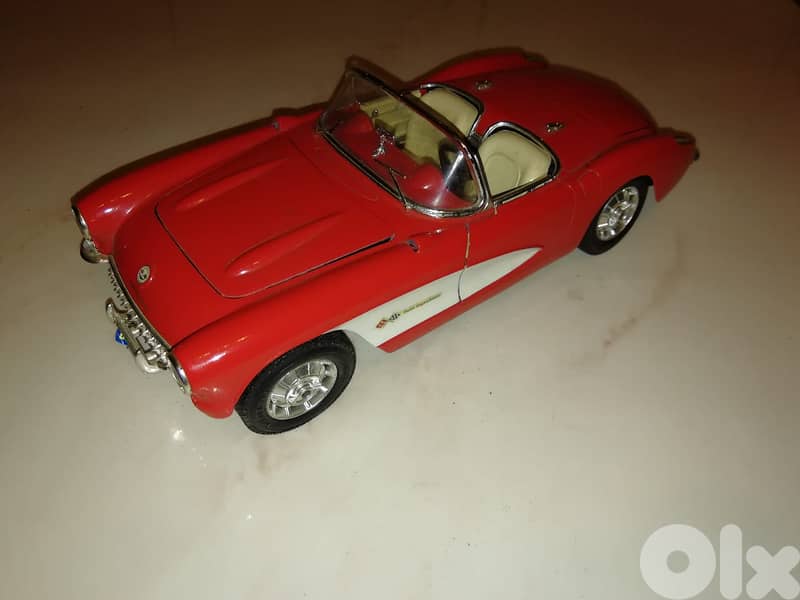 Chevrolet corvette 1957 diecast scale 1/18  by Burago made in Italy 2
