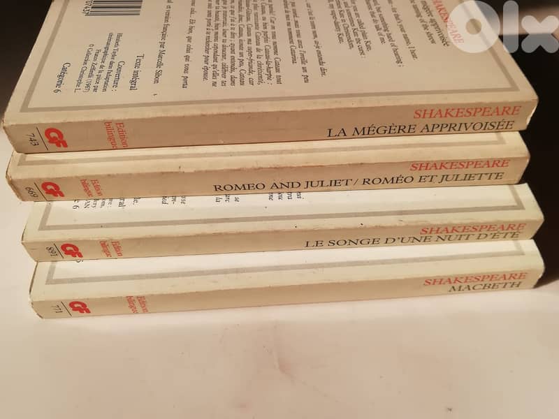 5 pocket books by Shakespeare in French 1