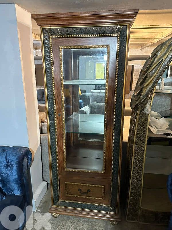 فاترينة كريستال كتير مرتبة شغل برا 0