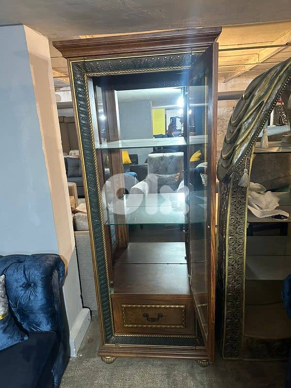 فاترينة كريستال كتير مرتبة شغل برا 2