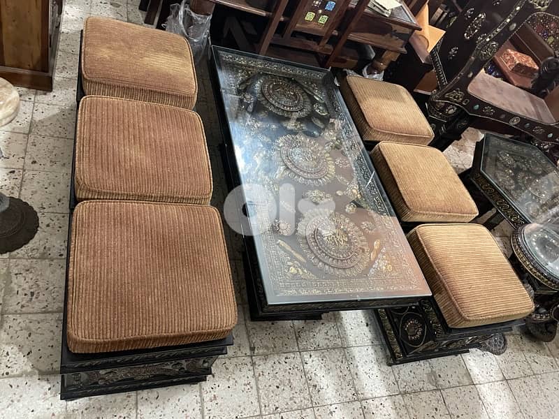 table and 6 pouf chairs 0