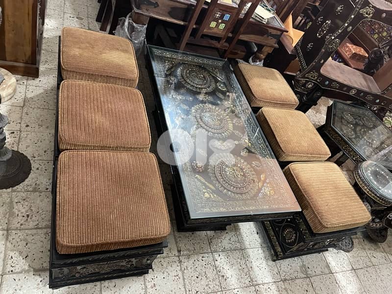 table and 6 pouf chairs 1