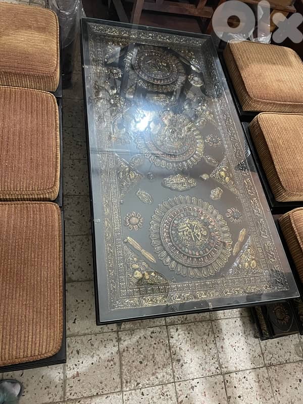 table and 6 pouf chairs 4