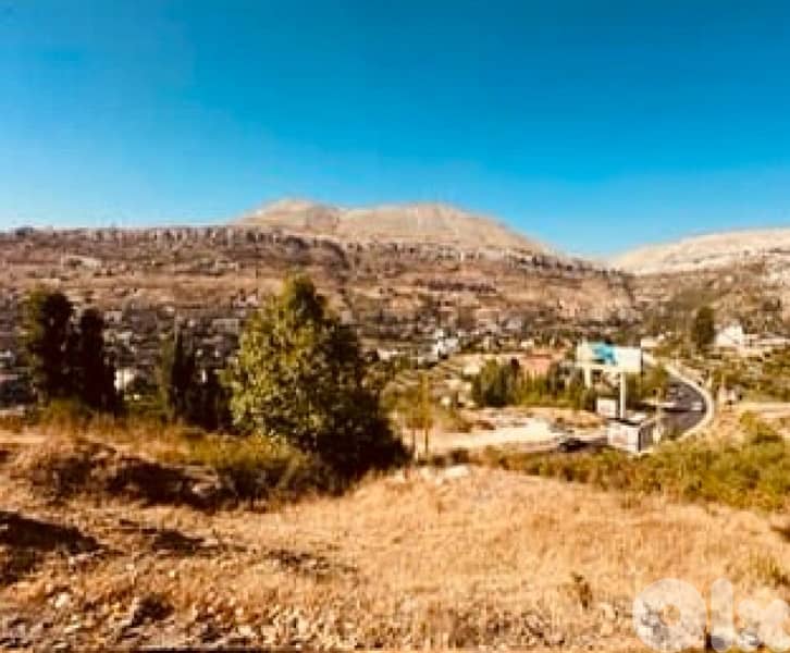 PRIME PIECE of LAND at the entrance of Faqra Clubأرض في فقرا ٨٠٠ م٢ 2