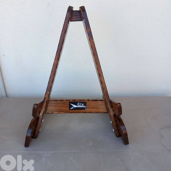 Stand in Wood for Guitars and Oud 2