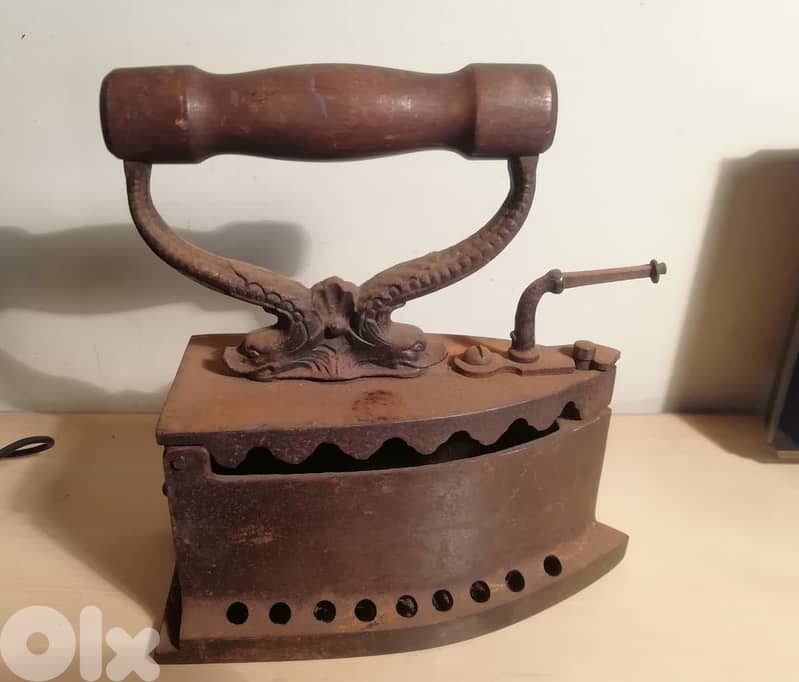 Vintage Iron cloth Ironing tool 0
