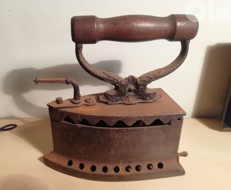 Vintage Iron cloth Ironing tool 1