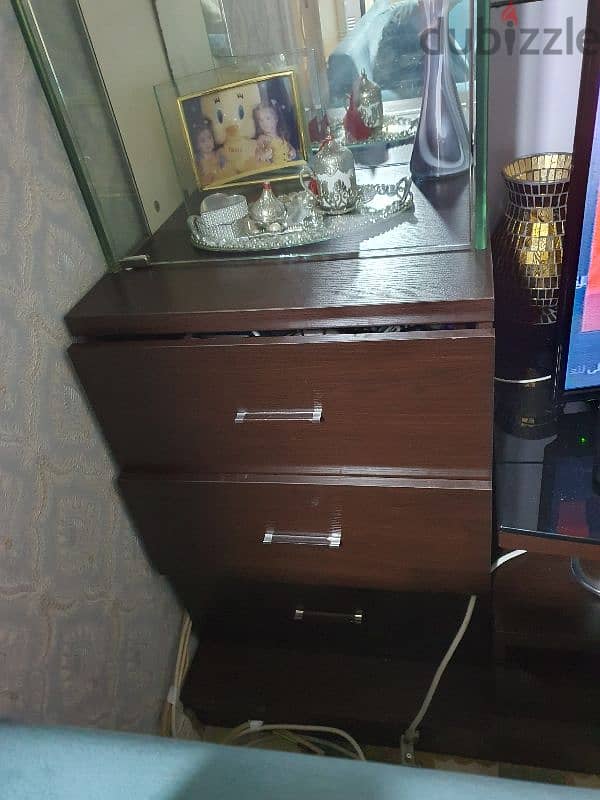 خزانة تلفزيون نضيفة جداً 13