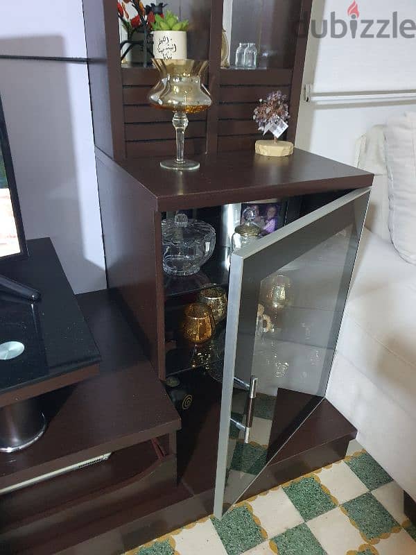 خزانة تلفزيون نضيفة جداً 3