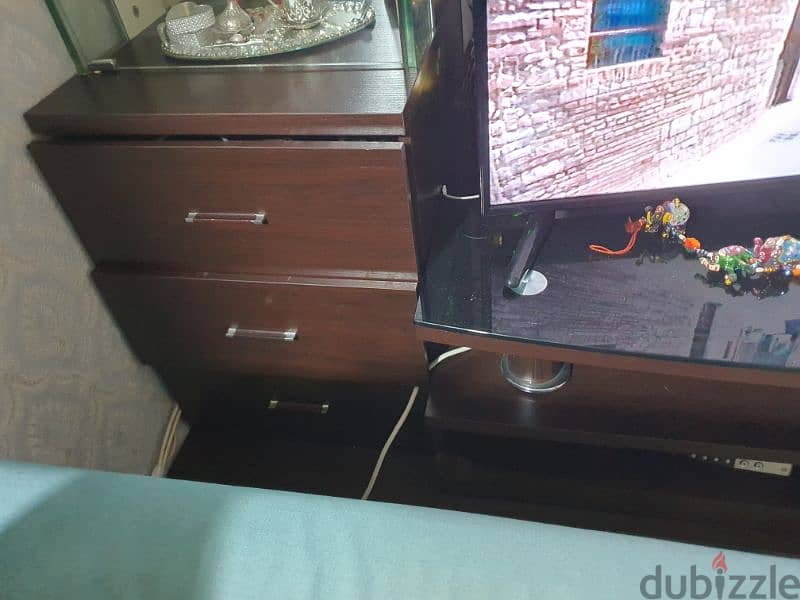 خزانة تلفزيون نضيفة جداً 4