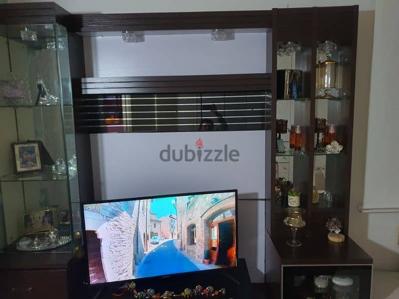 خزانة تلفزيون نضيفة جداً 5