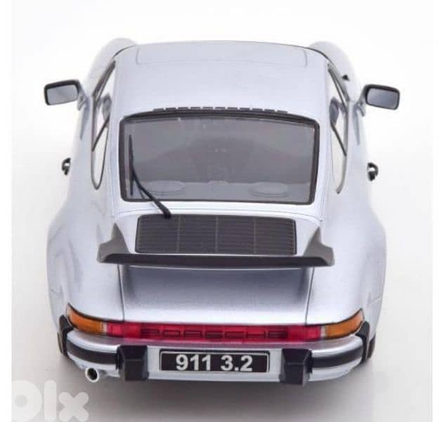 Porsche 911 Carrera 3.2 Coupe 1988 diecast car model 1;18. 4