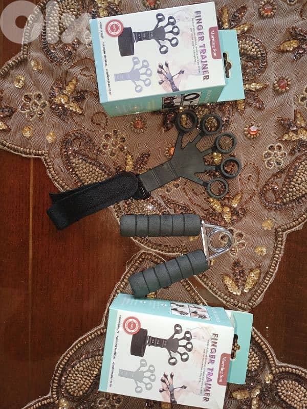 2 Finger trainers and 1 Hand Gripper 0