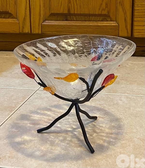 Glass bowl on metal stand 1