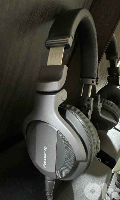 DM-40D Poineer Speakers + CUE1 Headphones 2