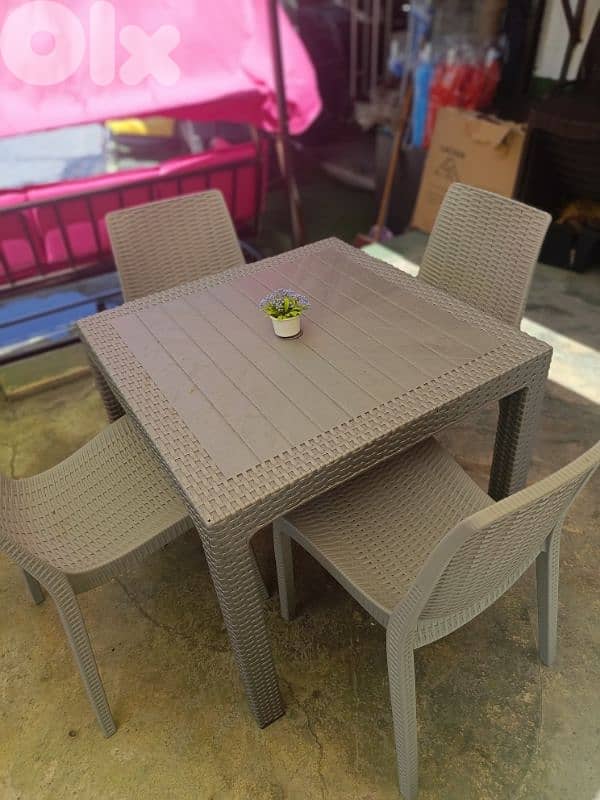 طاولة عضم مع ٤ كراسي Table with 4 chairs outdoor 0