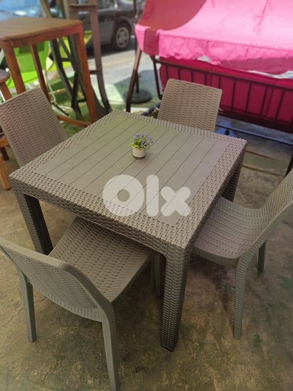 طاولة عضم مع ٤ كراسي Table with 4 chairs outdoor 2