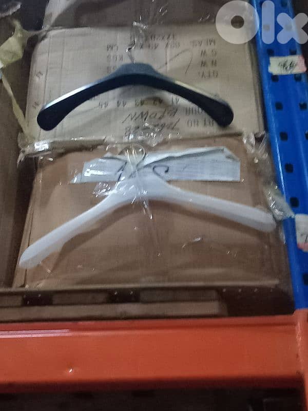 Big qty of plastic and wooden hangers 0