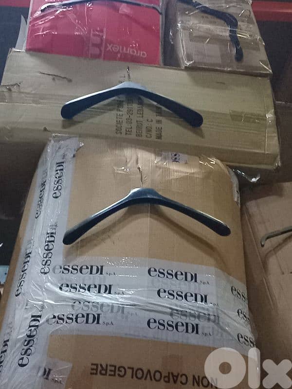 Big qty of plastic and wooden hangers 1