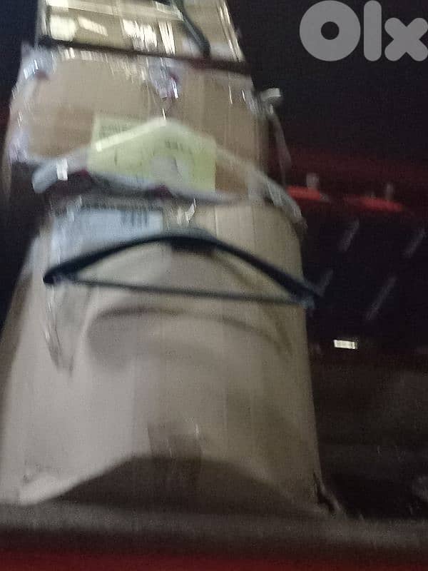 Big qty of plastic and wooden hangers 2