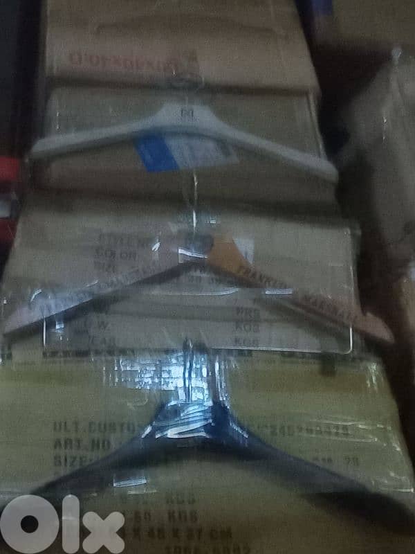 Big qty of plastic and wooden hangers 3