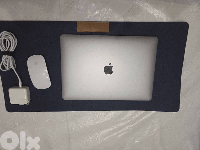 Macbook Air Retina 13 inch 2020 + magic mouse + adapter 1