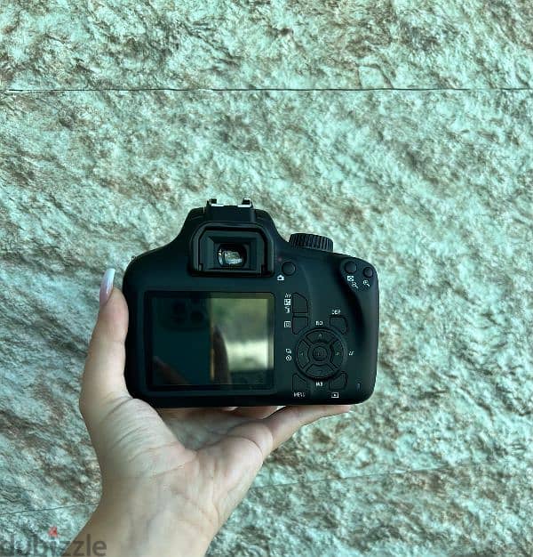 Canon EOS 4000D 1