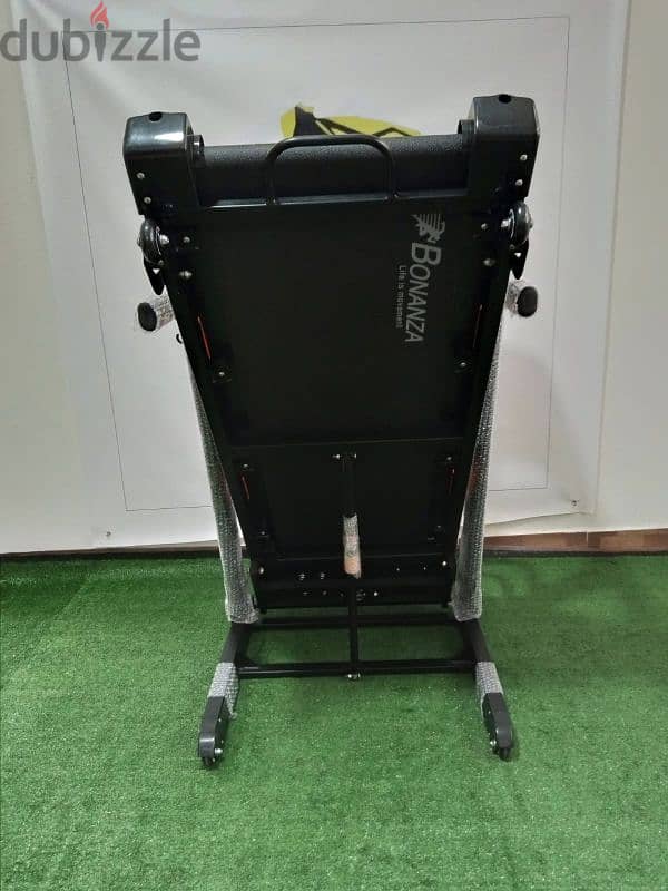 tttreadmill sports machines 2،5hp motor power, like new 7