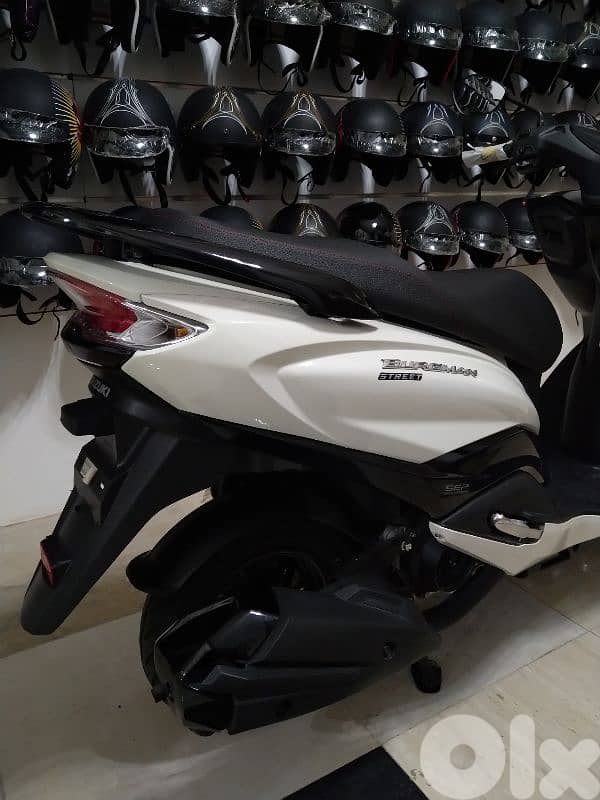 Suzuki Burgman 125cc injection led CBS 0klm dealer warranty 5