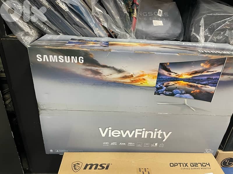 4K 32” Samsung screen 1