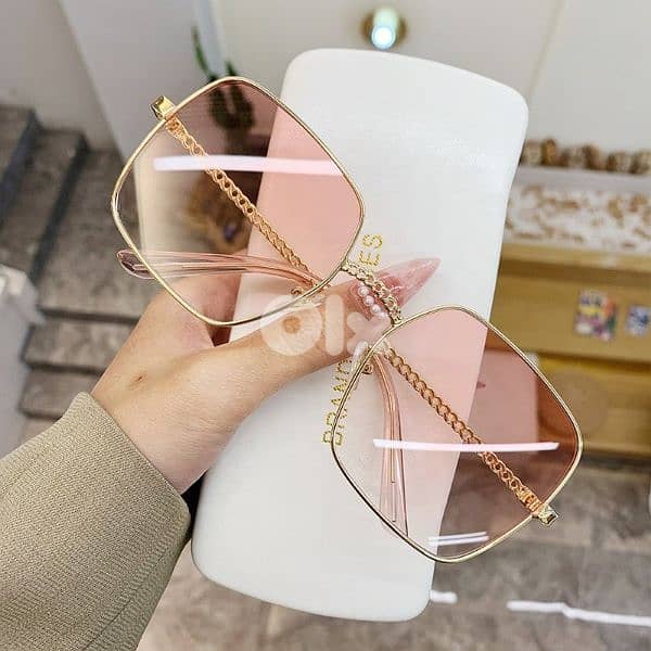 Luxury Golden Rim Trendy Sunglasses for women 2