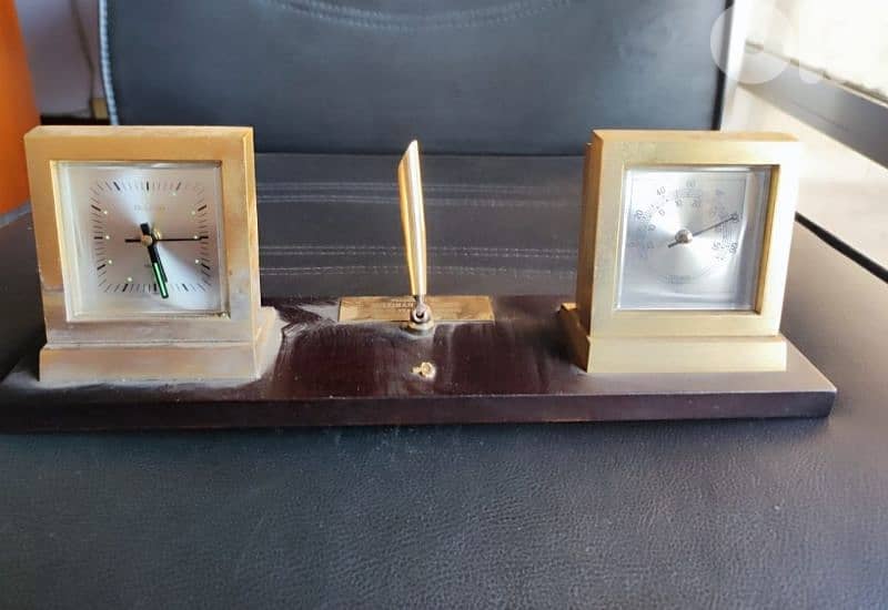 Desk clock pen stand 0