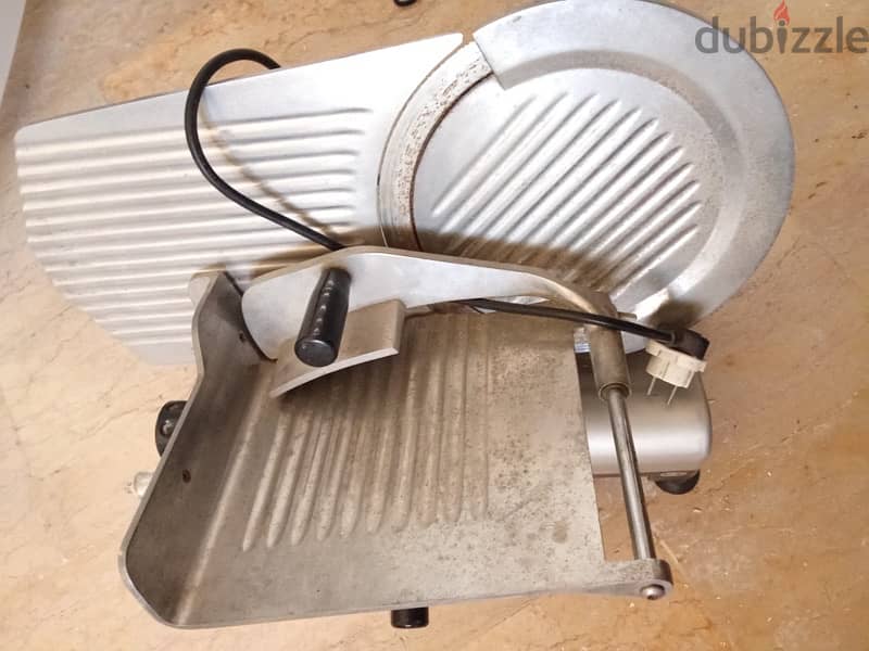 مكنة قص جبنة و جونبون بحالة جيدة ايطالية 1