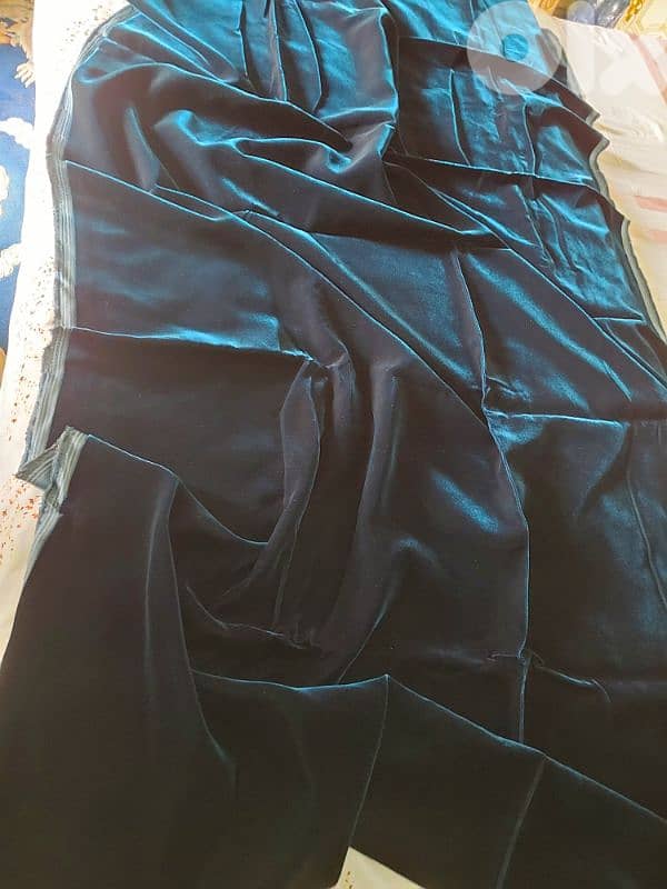 Dark Green Velvet - قماش مخمل اخضر 2