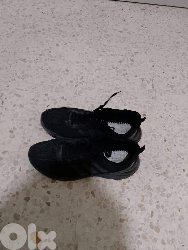 أسبدرين رجالي للبيع ماركة Adidas مستعمل نضيف قياس 45 السعر 5$ 5