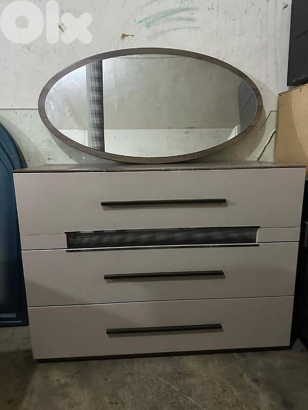 شفنيرة مع مرايا شغل istikbal تركية كتير نظيفة 0