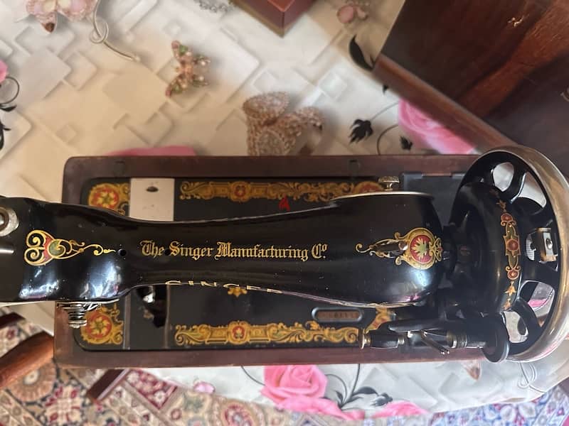 Vintage Singer Machine 1