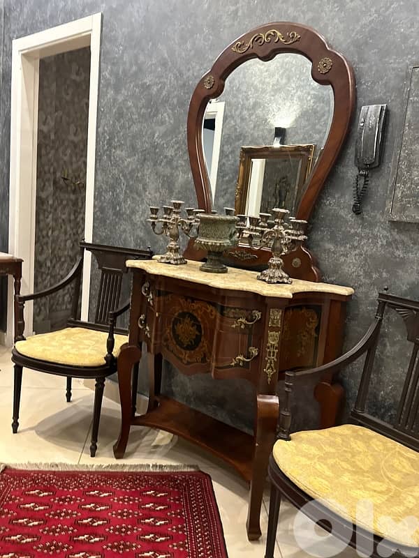 bahu and mirror and chair 2