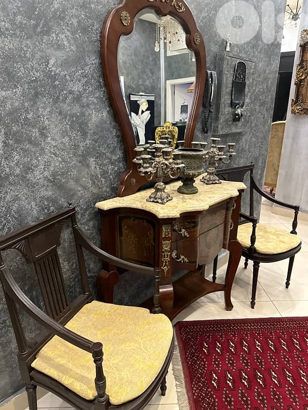 bahu and mirror and chair 9