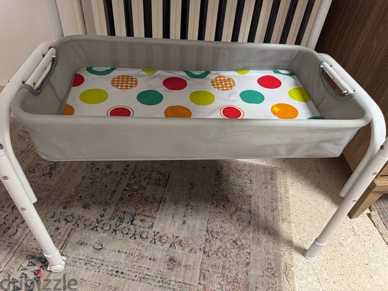 changing table and bath tub 1