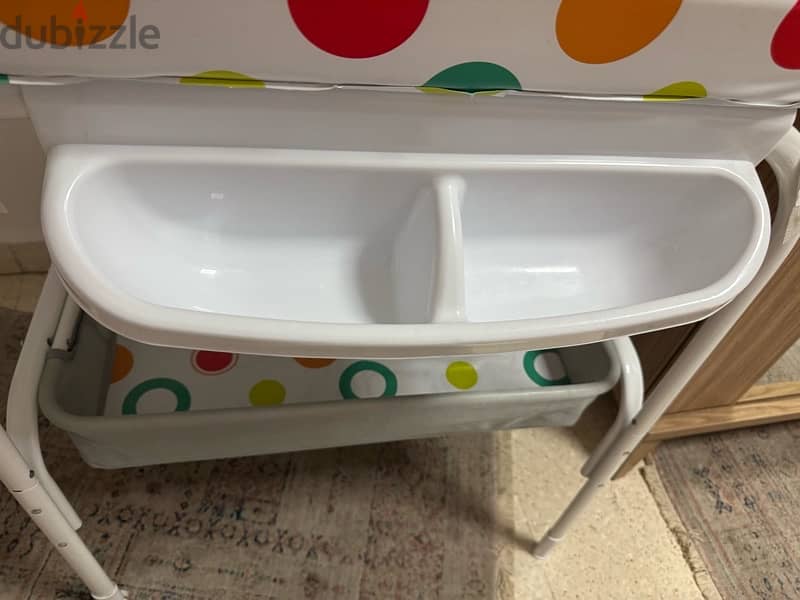 changing table and bath tub 2