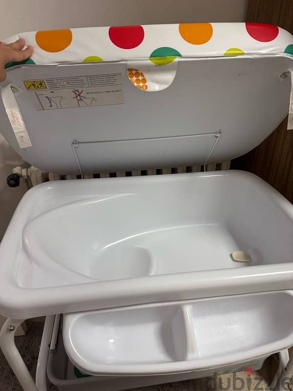 changing table and bath tub 3