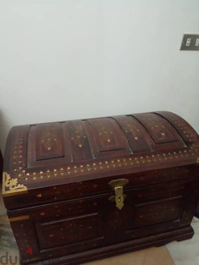 صندوق خشب ثقيل مزخرف