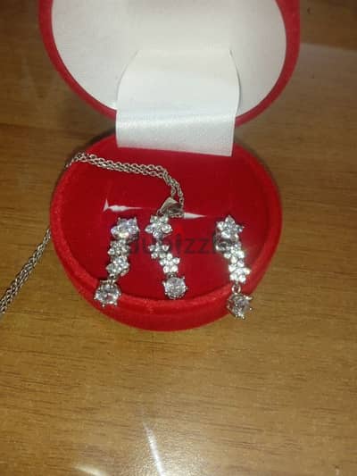 silver chain and earing