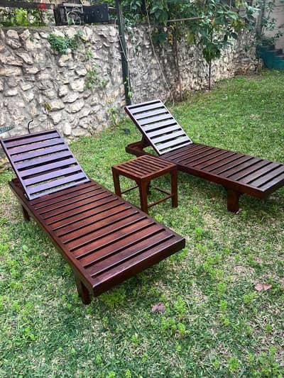 set of 2 sun-lounger + 1 table