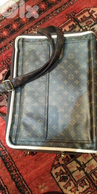 شنطه كتف Louise vuitton 0