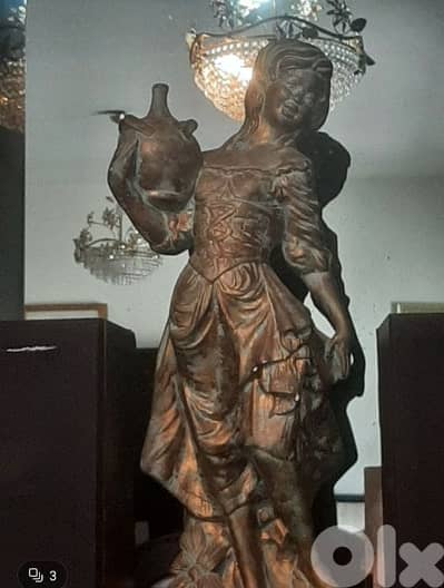 للبيع تمثال من انكلترا ارتفاع 80 cm عرض 28 cm تقريبأ.