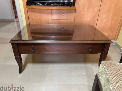 طاولة صالون بحالة جيدة جداً مع جارور